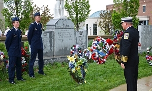 2014_04_GoldenKnightsSnowbirds.jpg (45469 bytes)